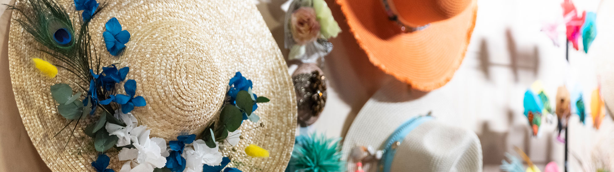 décorations de chapeaux avec des fleurs et des tissus colorés