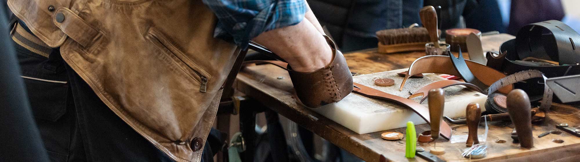 artisan travaillant le cuir pour élaborer une ceinture