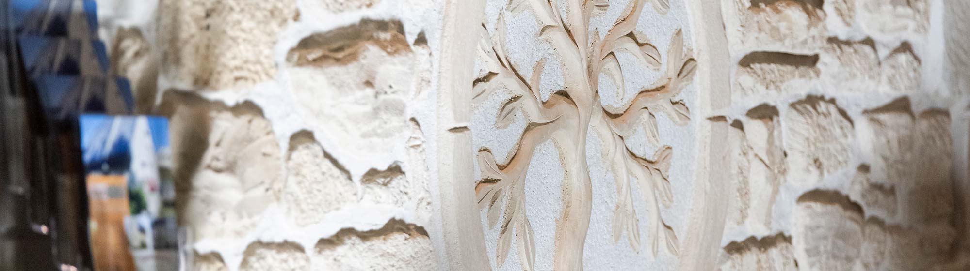 Motif d'arbre gravé dans la pierre blanchie