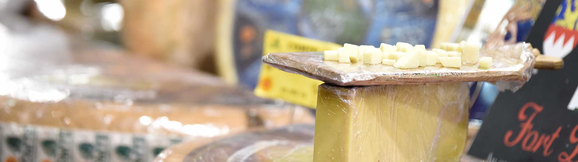morceaux de fromage à déguster et disposés sur la meule de fromage