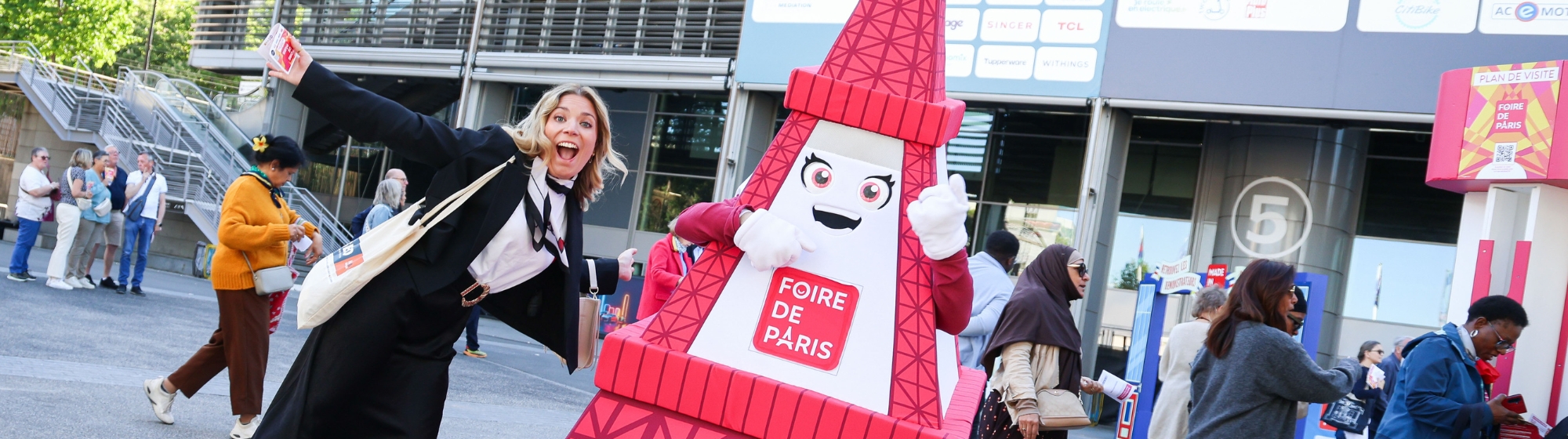 Animation avec la mascotte de Foire de Paris à l’entrée du salon