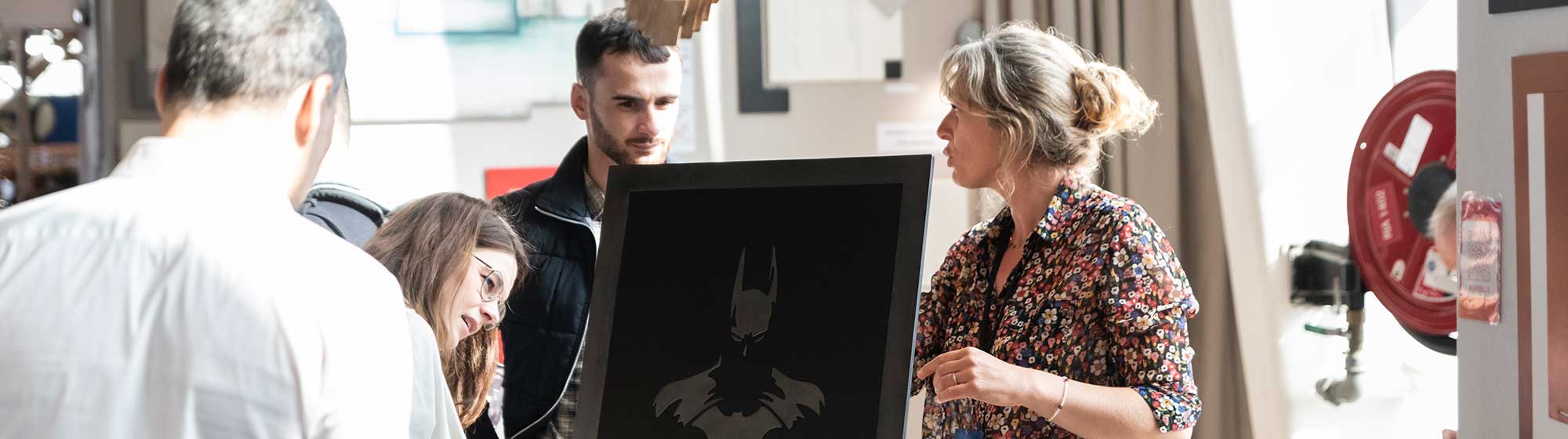 Exposant d'art présentant son tableau à un visiteur