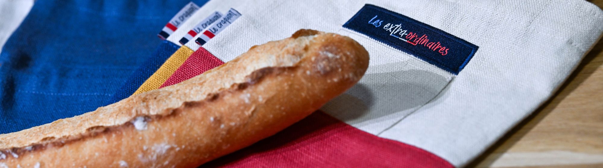 Baguette de pain sur un tote bag aux couleurs de la France