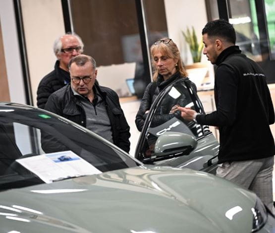 Des visiteurs sur Foire de Paris qui essaient une voiture neuve