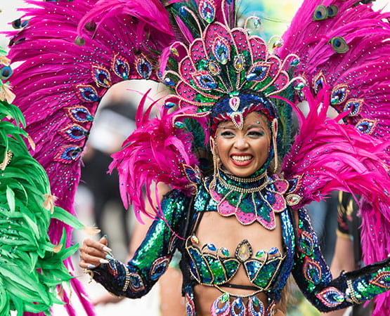 danseuses participant à la parade du Festival Tropiques en Fête