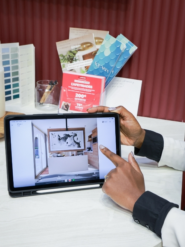 Présentation d’un projet d’aménagement intérieur sur tablette à Home & Co Paris