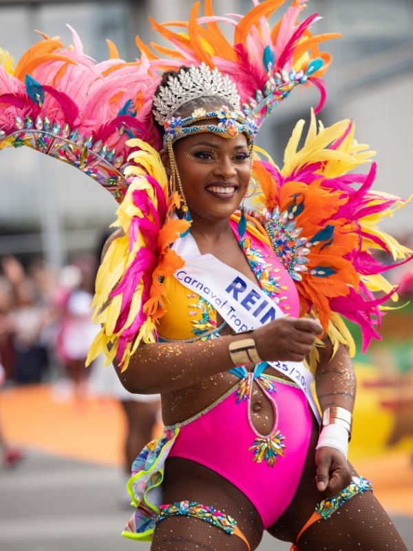 Danseuse avec costume a plus sur la parade world in paris