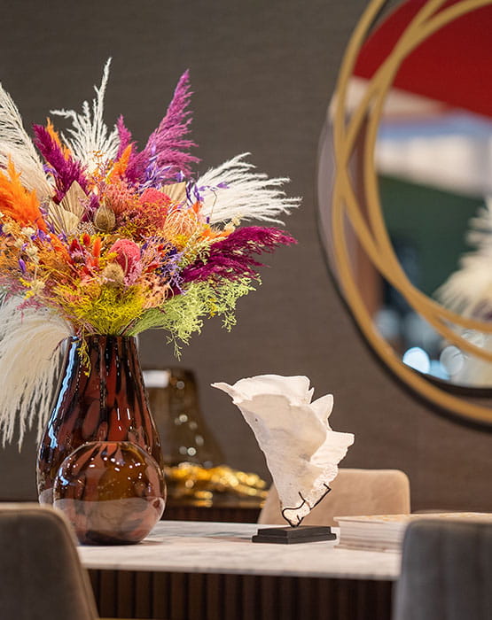 table en céramique avec un vase et son bouquet coloré