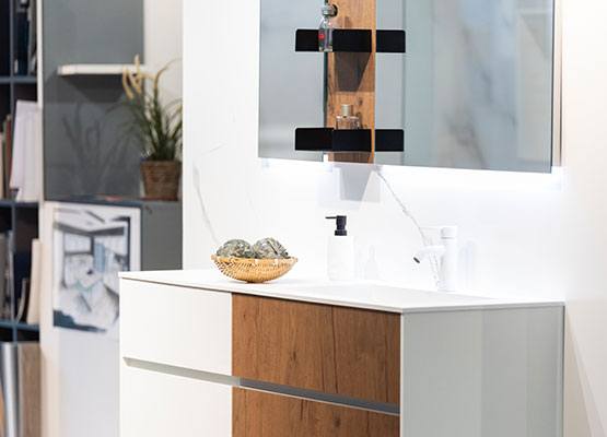 Salle de bain blanche avec effet marbre et décoration boisée et noir métal