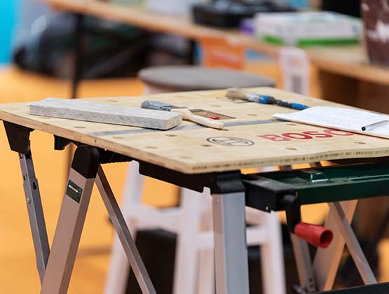 atelier bricolage avec des pinceaux et une pierre sur une planche en bois