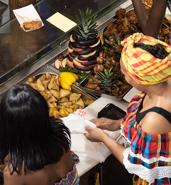 plats créoles typiques avec des vendeuses en tenues créoles