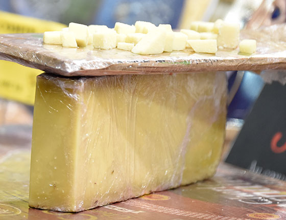 morceaux de fromage à déguster et disposés sur la meule de fromage