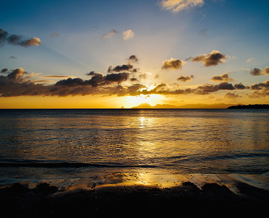 Coucher de soleil sur la mer calme en Martinique