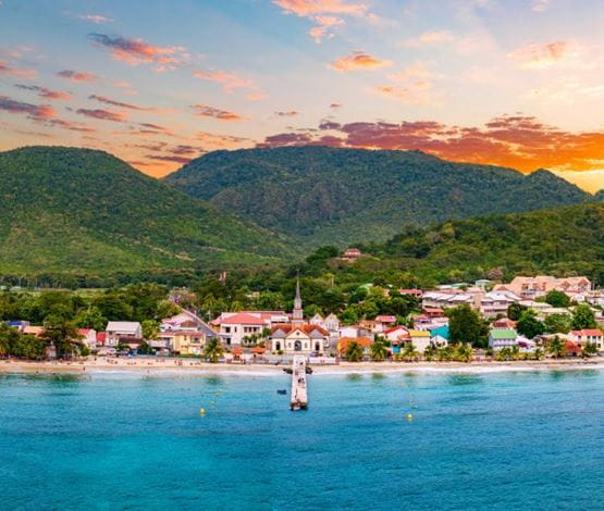 Coucher de soleil sur la mer calme en Martinique