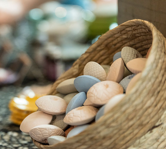 petites décorations arrondies avec des motifs gravés dans la pierre, enbeige - bleu et vert olive