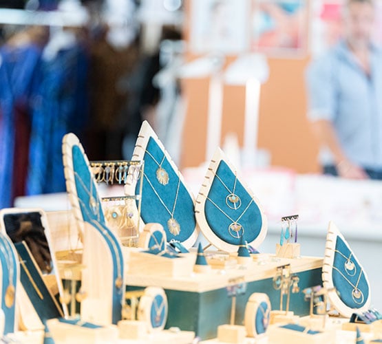 exposition de bijoux dorés avec des détails bleu ciel ou violet