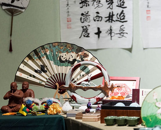 décoration typiquement asiatique avec éventails buddhas et petite vaisselle