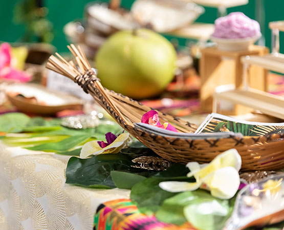 décorations de végétation, de fleurs rose et de panières en matières naturelles