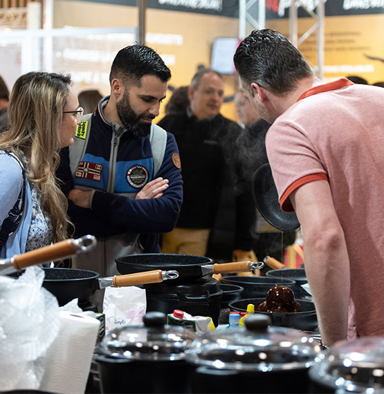 Démonstrateur montrant ses poêles