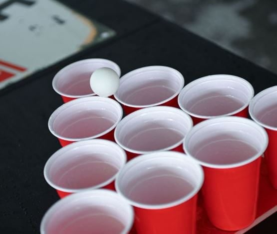 verre rouge sur table de beer pong