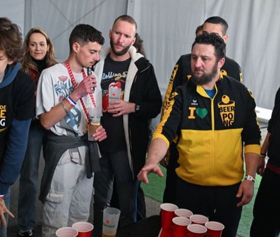 personnes autour d'une table de beer pong