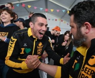 Joueurs de beer pong qui se serrent la mains