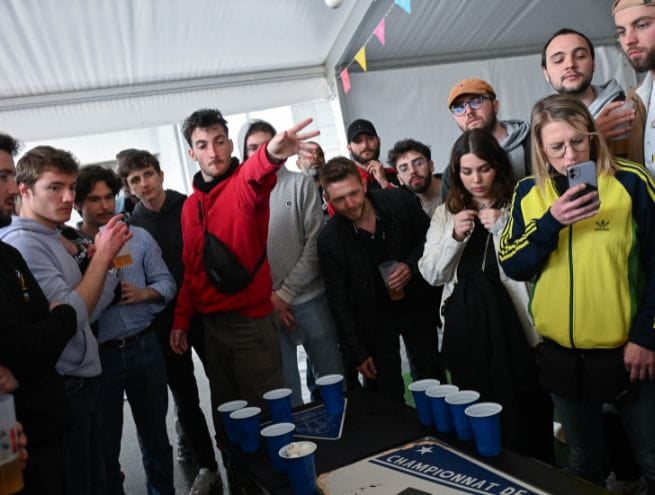Joueurs de beer pong autour d'une table de beer pong