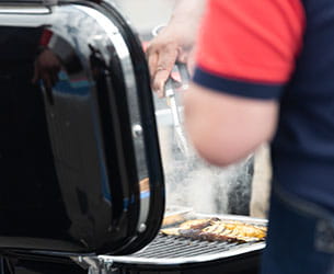 Personne faisant un barbecue