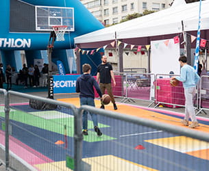 Personnes jouant au Basket au Village des Sports lors de la Foire de Paris 