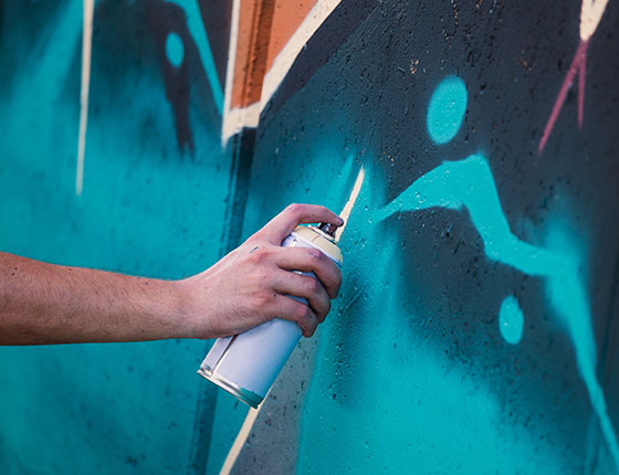 Graffeur et sa fresque en cours Foire de Paris
