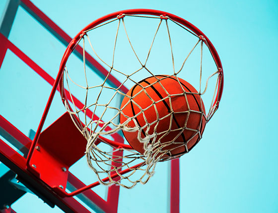 Ballon dans un panier de basket