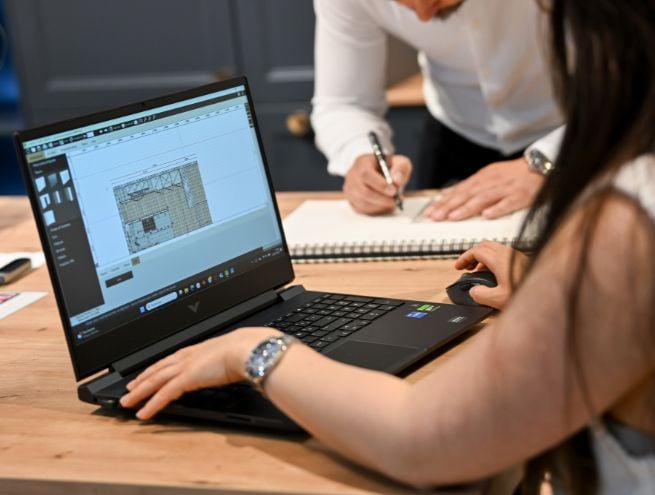 Professionnels collaborant sur un projet architectural à foire de paris
