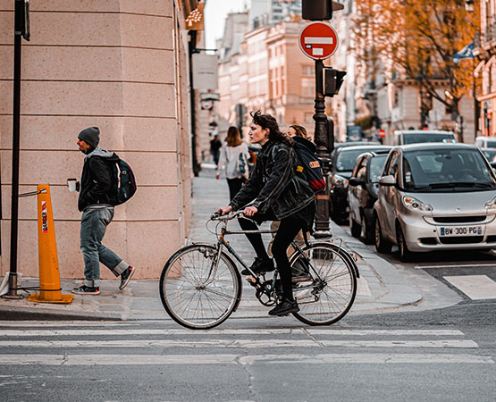 Photo de personnes faisant du vélo dans les rues de Paris.