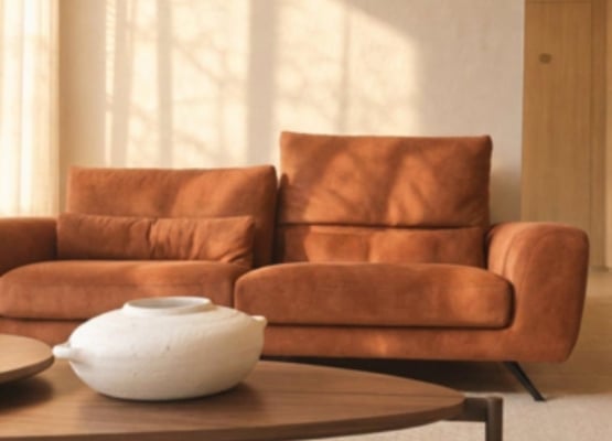 canapé terracotta dans un salon clair
