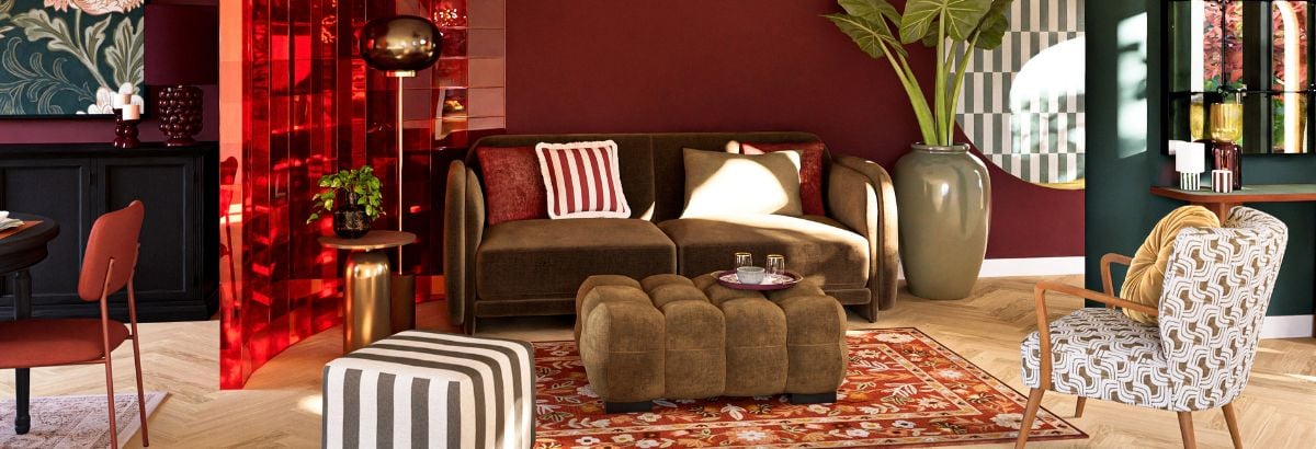 Un salon cosy et vibrant avec des murs rouges profonds, des meubles élégants et des accents modernes et des plantes.