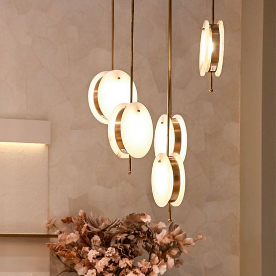 Suspension moderne avec des luminaires en forme de disques, décoration intérieure contemporaine sur Home & Co Paris