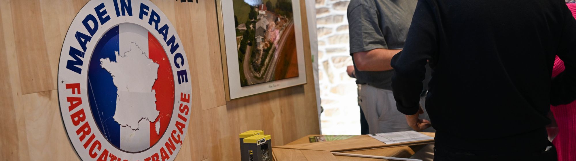 Stand d'exposition avec le label "Made in France" et un panneau mettant en avant la fabrication française, lors d'un salon professionnel