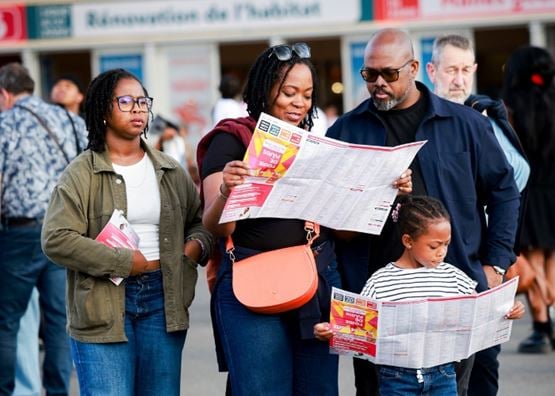 Visiteurs consultant le plan de Foire de Paris à l’entrée du salon