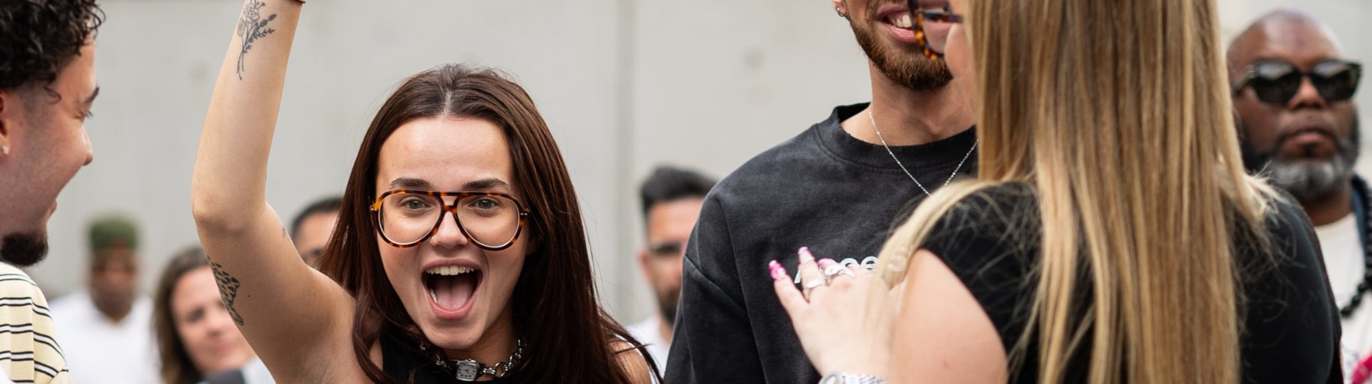 plusieurs personnes souriante dans la foule