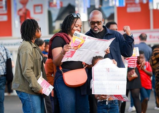 Visiteurs consultant le plan de Foire de Paris à l’entrée du salon