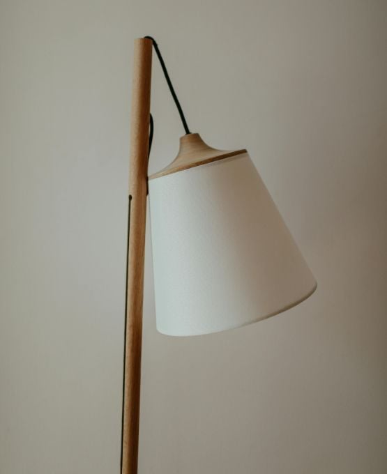 Lampe en bois avec abat-jour blanc au design épuré dans un intérieur minimaliste.