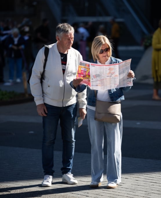 deux visiteurs en train de lire le plan de foire de paris
