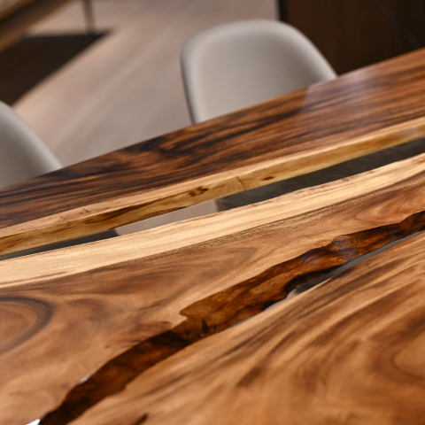 Belle table en bois brut