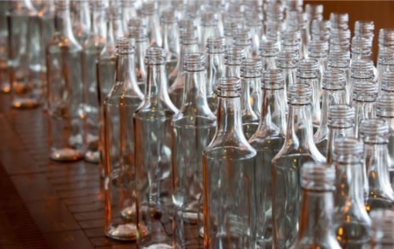 Image de bouteilles en verre vide sur une table